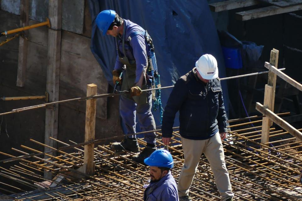 Entró en vigencia el aumento del 22% para los trabajadores de la construcción 1 image 3