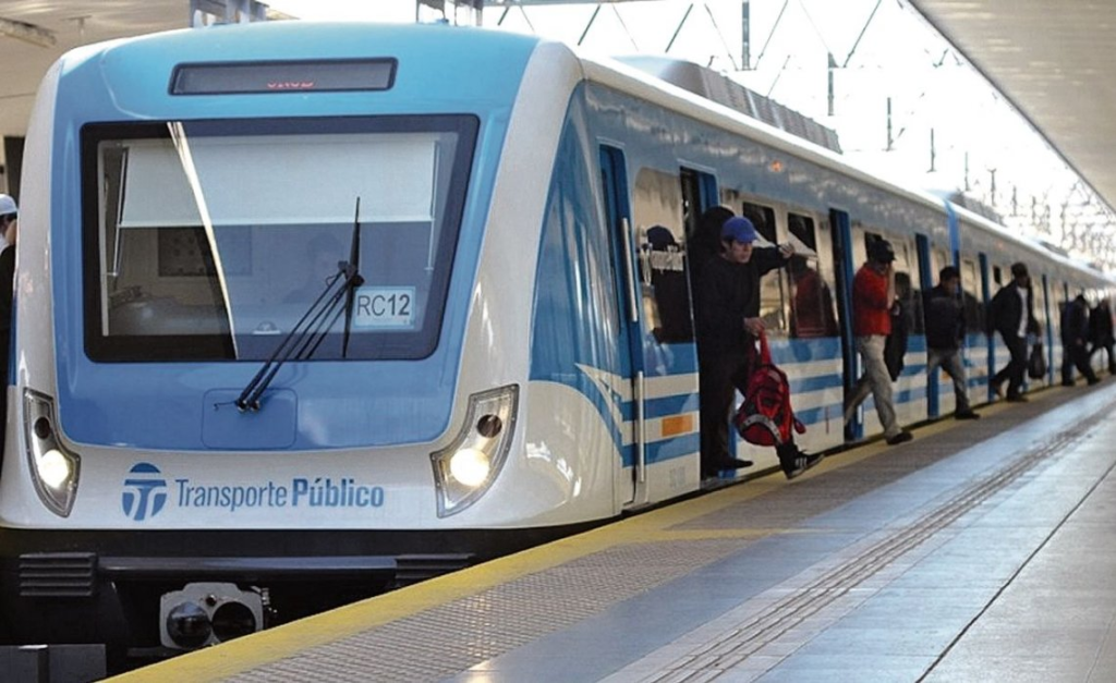 Vigiladores realizan retención de tareas en líneas de trenes por aumento de un plus salarial 1 image 20
