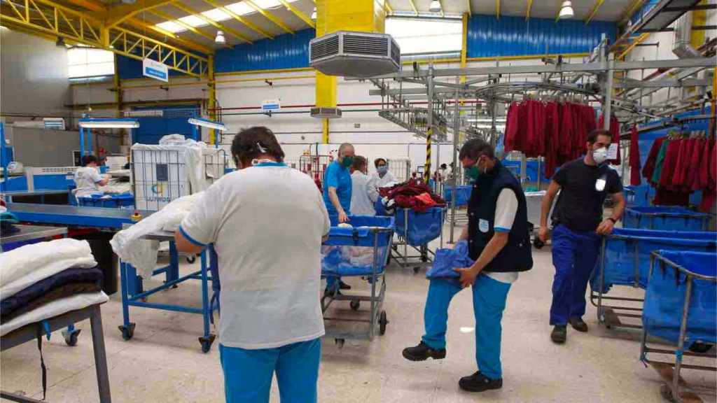 TRABAJADORES juntos al gremio(UOETSyLRA) de lavaderos activan asambleas tras las negativa empresaria a recomponer salarios 1 image 43