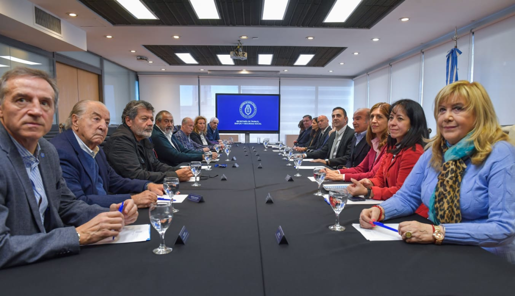 LEJOS DE LA REALIDAD DE LOS SUELDOS: El Gobierno avisó a los sindicatos que no homologará aumentos superiores al 2% a partir de octubre 1 image 60