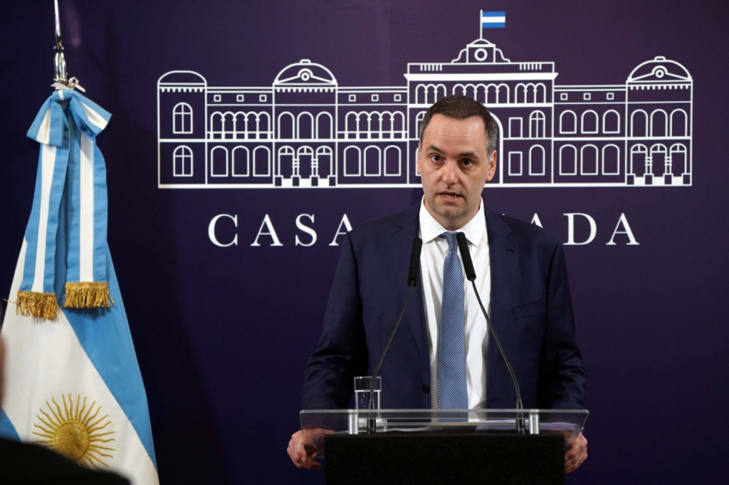 RETROCESO PARA LOS TRABAJADORES «Estamos a favor de la libre contratación, incluso si fuese una jornada laboral de 12 horas», afirmó Adorni 1 image 63