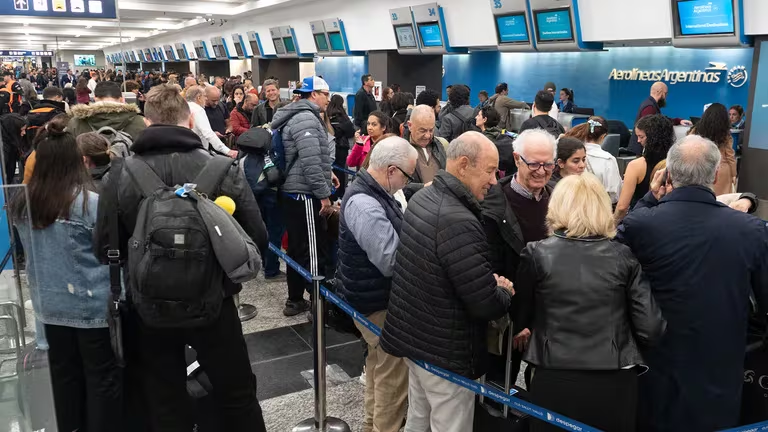 AERONUTICOS: PARO, MEDIDAS DE FUERZA Y CANCELACIONES DE VUELOS. "aerolineas argentinas pidio reunión y diálogo" 1 image 70