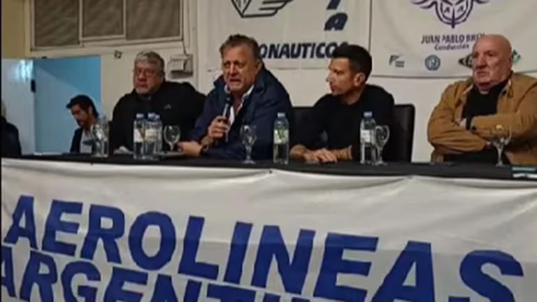 Privatización de aerolineas argentinas en tratativas por el gobierno, los gremios piden solución al conflicto y apoyo en el congreso 1 image 23