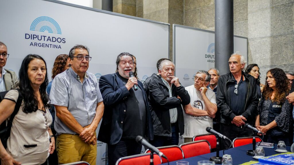 Las dos CTA y otras 60 organizaciones presentaron hoy en el Congreso unas 500 mil firmas en rechazo del mega DNU 70/23 firmado por el presidente Javier Milei "Es inconstitucional" 1 image 34